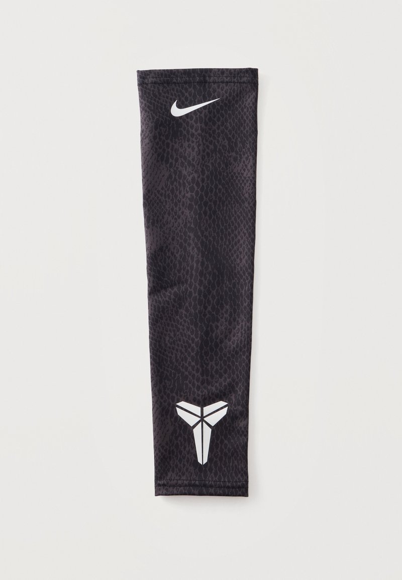 Черна спортна ръкава с фин текстуриран модел, бял лого на Nike близо до горната част и бяло лого на Kobe Bryant близо до китката.