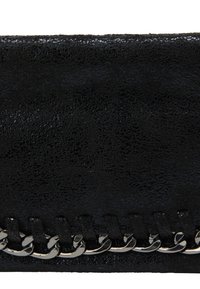 Clutch nera in pelle con texture, dotata di un accento in catena e dettagli intrecciati nella parte inferiore. La superficie presenta una texture grossa e ciottolosa.