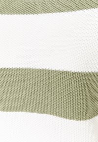 Gestrickter Pullover mit breiten horizontalen Streifen; abwechselnd olivgrün und weiß; strukturierter Stoff mit einem atmungsaktiven Muster.