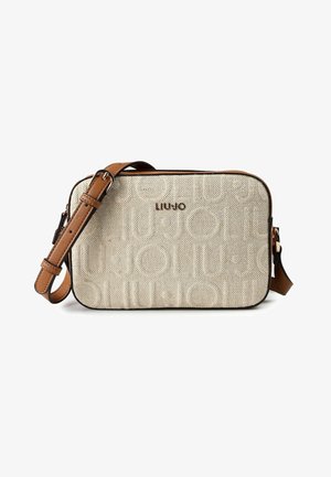 Borsa a tracolla in tessuto beige con motivo logo in rilievo, tracolla e rifiniture in pelle sintetica marrone, forma rettangolare, chiusura con zip, tracolla regolabile.