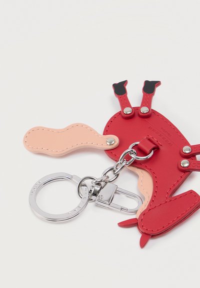 Μπρελόκ σε σχήμα καβουριού από κόκκινο και μπεζ δέρμα με ασημένια μεταλλική αλυσίδα, κρίκο και κούμπωμα σε λευκό φόντο.