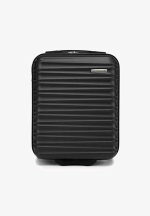Valigia rigida nera con design testurizzato e a righe, dotata di un logo del marchio argentato e di una chiusura con zip robusta nella parte superiore.