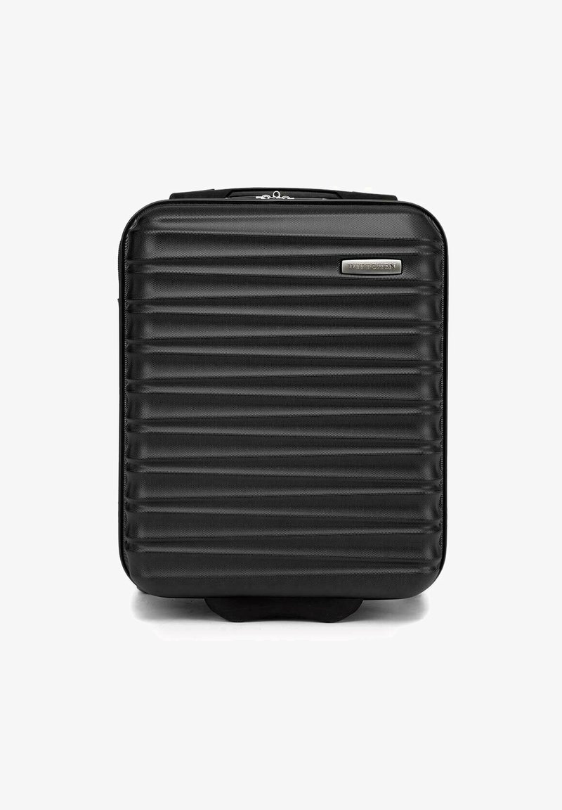 Valise rigide noire avec un design texturé et rayé, arborant un logo de marque argenté et une fermeture éclair robuste sur le dessus.