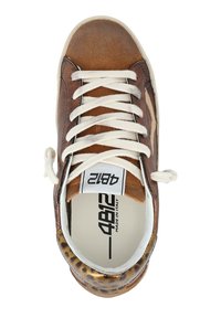Baskets en cuir marron avec des lacets blancs, talon en imprimé léopard et texte "4812 Fabriqué en Italie" sur la semelle intérieure, vues de dessus.