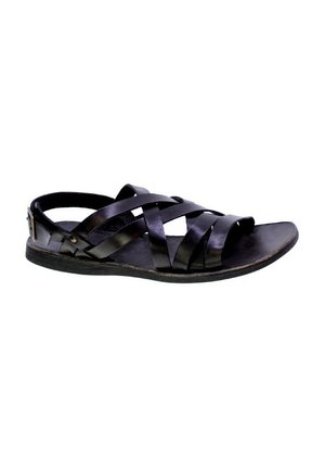 Sandal in pelle nera con cinturini incrociati, punta aperta e supporto per il tallone posteriore. Presenta una suola testurizzata e un design elegante per la traspirabilità.