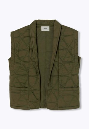 Gilet sans manches en vert olive matelassé avec un motif de couture géométrique et une ouverture à l'avant, doté de deux poches avant et d'une petite étiquette à l'intérieur du col.