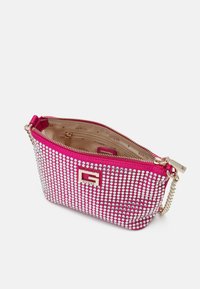 Růžová kabelka s flitrovou aplikací, zlatým kováním, zipem a řetízkovým popruhem, s béžovým vnitřním podšíváním.