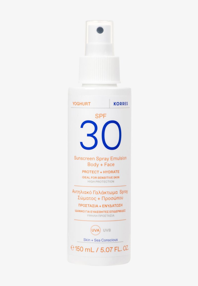 Emulsione spray solare yogurt con SPF 30 di Korres per corpo e viso, protegge e idrata la pelle sensibile, flacone da 150 ml con nebulizzatore.