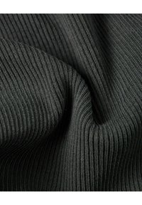 Material negru cu dungi, textură moale, care prezintă linii verticale cu un luciu subtil. Materialul pare elastic și ușor.