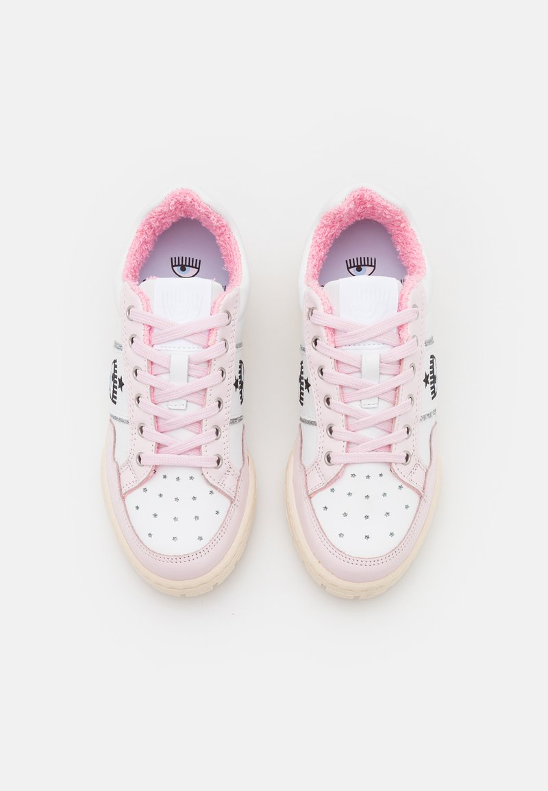 Weiße und rosa Turnschuhe mit einer strukturierten, flauschigen Innenausstattung, einem perforierten Zehenbereich, Sternmuster-Details und Schnürsenkeln mit silbernen Akzenten.