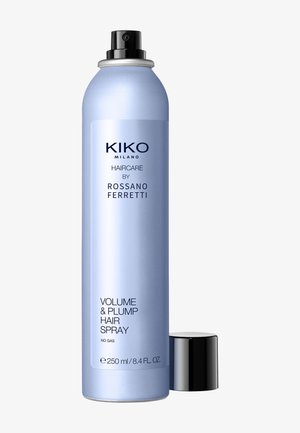 Hohe hellblaue Spraydose von Kiko Milano Volume and Plump Hair Spray von Rossano Ferretti mit entferntem schwarzem Deckel, der daneben liegt.