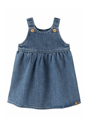 Robe bébé sans manches en denim bleu avec bretelles à boutons en bois et jupe froncée sur fond blanc.