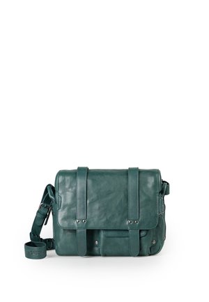 Donkergroene leren messengertas met klepsluiting, twee verticale riemen, metalen studs en verstelbare schouderriem op witte achtergrond.