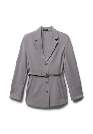 Blazer su misura in tessuto grigio chiaro, caratterizzato da revers a scollatura, chiusura con un bottone, vita con cintura e due tasche laterali.