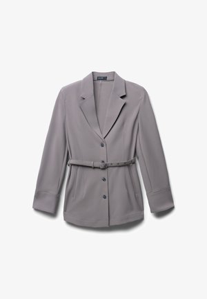Tailored blazer in light gray fabric, featuring a notch lapel, single-button closure, belted waist, and two side pockets.