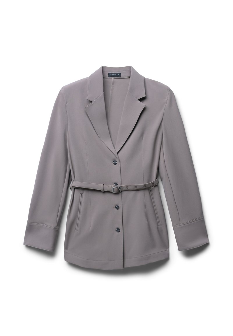 Maßgeschneiderter Blazer aus hellgrauem Stoff mit Reverskragen, Ein-Knopf-Verschluss, tailliertem Schnitt und zwei seitlichen Taschen.