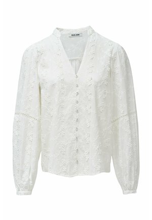 Camicia bianca a maniche lunghe con scollatura a V, caratterizzata da ricami floreali, abbottonatura frontale e polsini arricciati per texture e dettaglio.