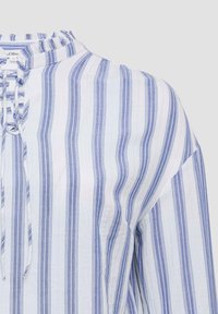 Gestreepte blouse in lichtblauw en wit, met een gerimpelde halslijn en een losse pasvorm. Voorzien van verticale strepen en een striksluiting aan de voorkant.