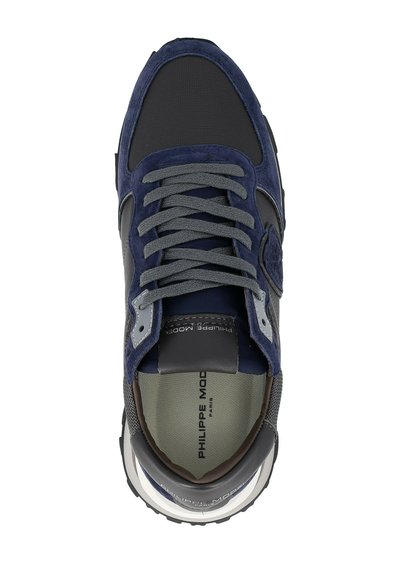 Sneaker in camoscio navy e rete grigia con punta arrotondata, lacci prominenti e dettagli riflettenti. Presenta una soletta ammortizzata e suola in gomma.