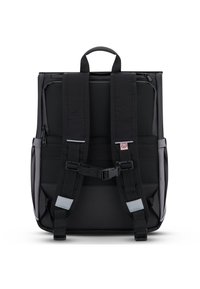 Svart ryggsäck med justerbara vadderade remmar, nätback och blixtlåsfickor. Har ett handtag på toppen och diskreta grå detaljer. Tillverkas i ett slitstarkt material.