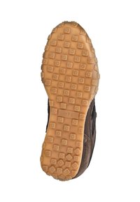 Suela de zapato con una banda de rodadura de goma marrón que presenta clavos cuadrados espaciados uniformemente y el número de talla 37 grabado en el centro.