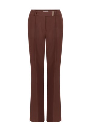 Bruine op maat gemaakte broek met een rechte paskleding, voorzien van voorplooien en een slanke, minimalistische gouden accent bij de taille.