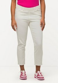 Ulla Popken EN BENGALINE SIENNA JAMBE ÉTROITE ET LONGUEUR 7/8 BAS DE JAMBE LÉGÈREMENT FRANGÉ. - Pantalones - offwhite