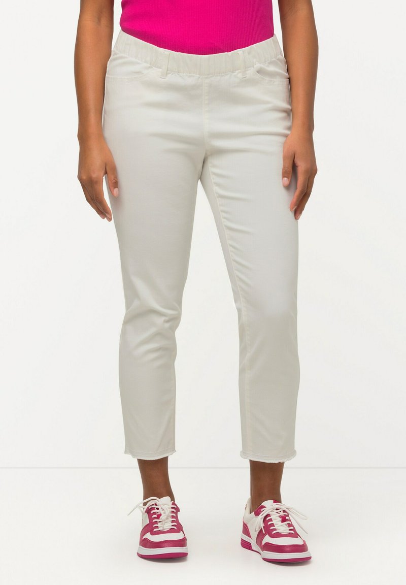 Ulla Popken EN BENGALINE SIENNA JAMBE ÉTROITE ET LONGUEUR 7/8 BAS DE JAMBE LÉGÈREMENT FRANGÉ. - Pantalones - offwhite