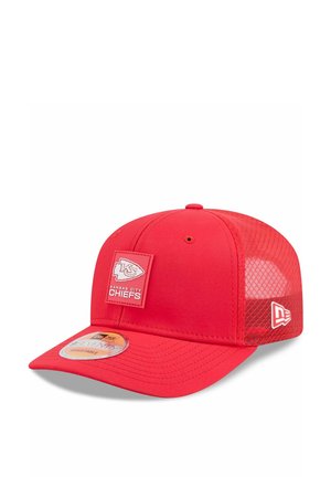 Rote Baseballkappe mit einer strukturierten Vorderseite, Netzrücken und einem Logo-Patch der Kansas City Chiefs auf der Vorderseite.