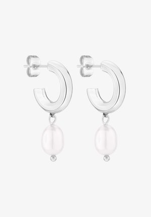 Boucles d'oreilles créoles en argent avec des perles ovales blanches pendantes et des fermoirs papillon, sur fond blanc.