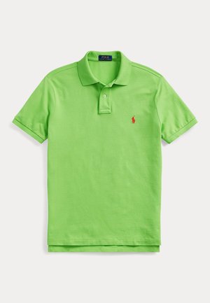 Vihreä lyhythihainen Polo Ralph Lauren -paita, jossa kaulus, kaksipainikkeinen läppä ja pieni punainen kirjailtu logo vasemmassa rinnassa.