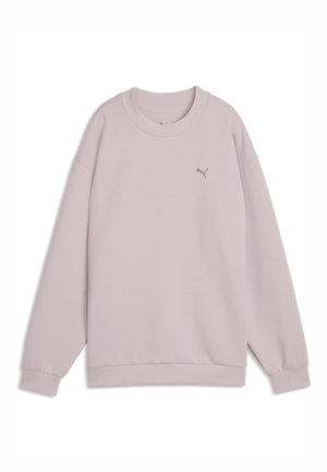 Lyse lilla sweatshirt med rund hals og lange ærmer med ribkanter på ærmer og kant, med et lille Puma-logo på venstre bryst.