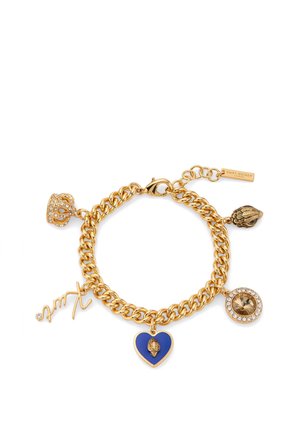 Bracelet chaîne en or avec cinq breloques : couronne ornée de bijoux, inscription "Xmas" en script, cœur bleu, coquille Saint-Jacques en or et pierre ronde avec cristaux.