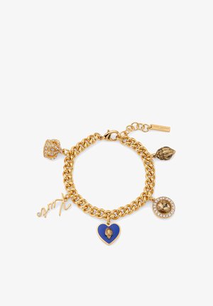 Bracciale a catena d'oro con cinque ciondoli: corona gioiello, scritta "Xmas" in corsivo, cuore blu, conchiglia a ventaglio d'oro e gemma tonda con cristalli.