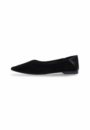 Chaussure ballerine noire à bout pointu, texture en suède et petit talon sur fond blanc.