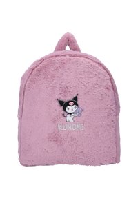 Lyserød plyss rygsæk med en rund form, broderet Kuromi-figur og blød tekstur. Inkluderer et bærehåndtag.