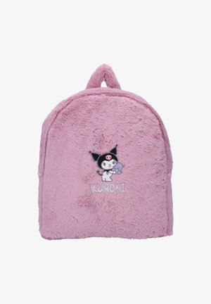 Lyserød plyss rygsæk med en rund form, broderet Kuromi-figur og blød tekstur. Inkluderer et bærehåndtag.