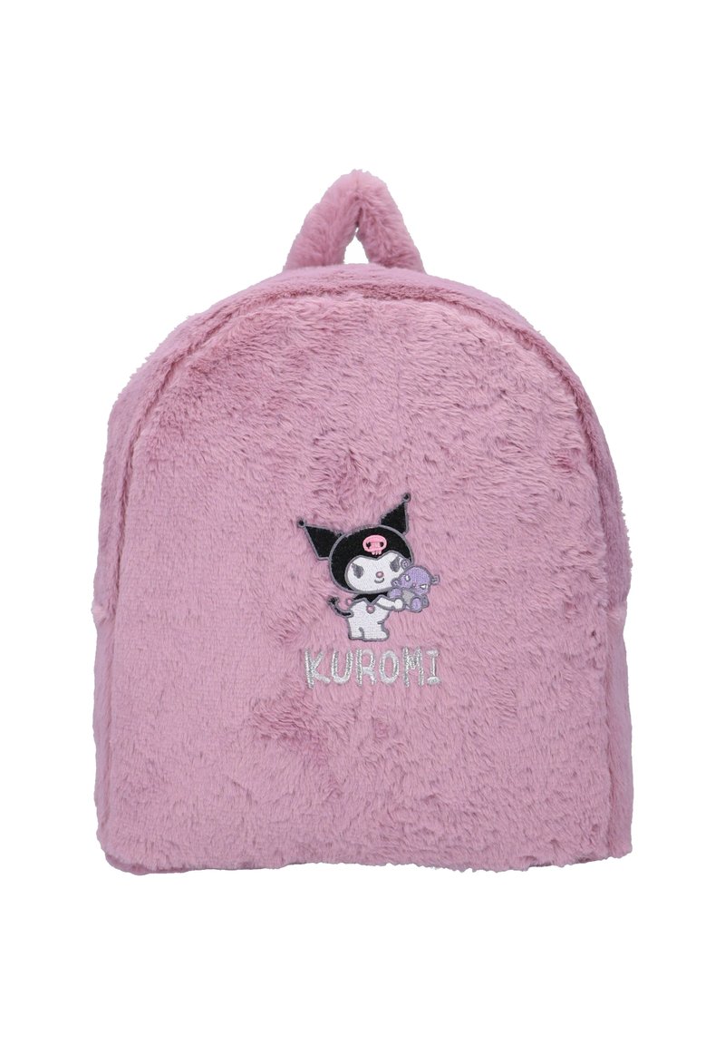 Lyserød plyss rygsæk med en rund form, broderet Kuromi-figur og blød tekstur. Inkluderer et bærehåndtag.