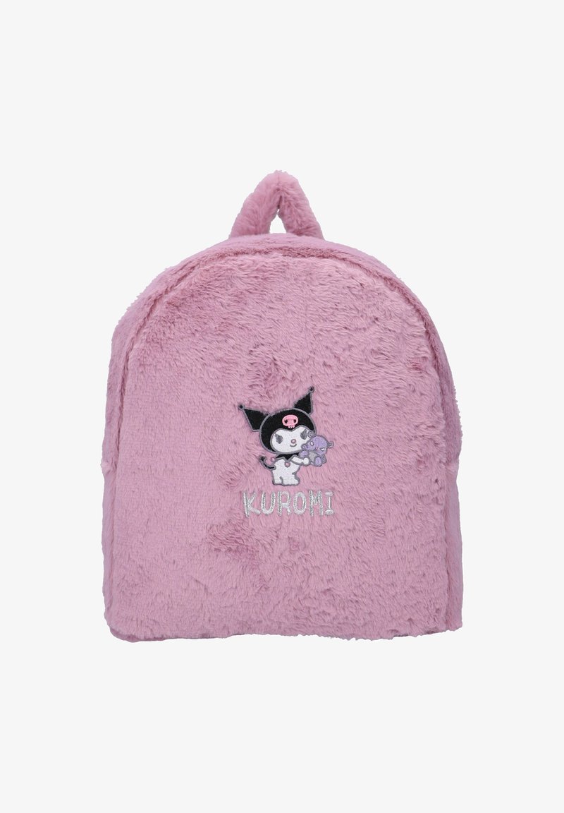 Lyserød plyss rygsæk med en rund form, broderet Kuromi-figur og blød tekstur. Inkluderer et bærehåndtag.