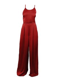 Rød sateng uten ermer jumpsuit med vide bukser og spaghetti-stropper, med en tettsittende liv og plisserte detaljer på buksene.