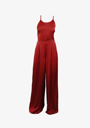 Rød satin, ærmeløs jumpsuit med vide ben og spaghetti-stropper, der har en tætsiddende liv og plisserede detaljer på bukserne.