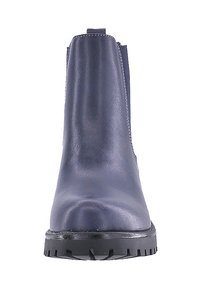 Botas de tobillo de cuero azul marino con un acabado suave, punta redondeada, suela texturizada y paneles laterales elásticos para un fácil acceso al ponérselas y quitárselas.