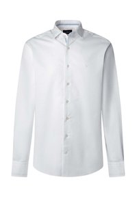 Chemise blanche à manches longues en coton lisse, avec un col pointu, une fermeture à boutons à l'avant et un léger accent bleu rayé à l'intérieur du col.