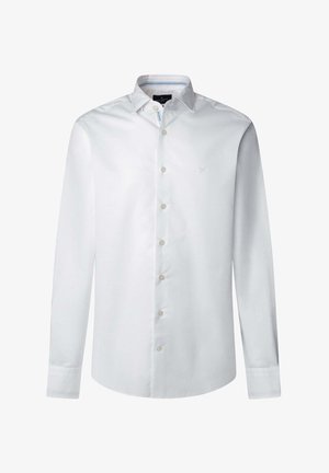 Bílá dlouhá košile s dlouhým rukávem vyrobená z hladké bavlny, s špičatým límečkem, zapínáním na knoflíky a jemným modrým pruhem uvnitř límečku.