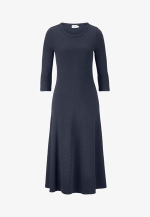 Abito blu navy di lunghezza media con maniche a tre quarti e scollo rotondo, con gonna leggermente svasata e vita aderente.