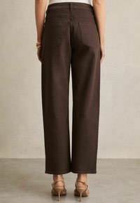 Reiss SELIN MID-RISE STRAIGHT PETITE - Džínsy voľného strihu - chocolate