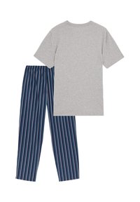 Šedé bavlněné tričko s krátkými rukávy v kombinaci s pruhovanými kalhotami v tmavě modré, světle modré a bílé barvě. Kalhoty mají elastický pas.