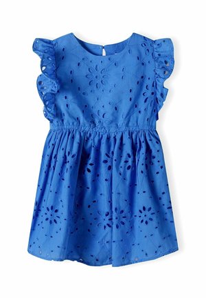 Robe en coton bleue avec broderie en œillets floraux, manches capes à volants, taille froncée et fermeture à boutons dans le dos.