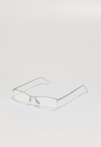 Óculos metálicos retangulares com armação prateada, lentes transparentes e hastes finas. Possui almofadas nasais ajustáveis para maior conforto.
