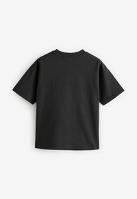 Schwarzes Baumwoll-T-Shirt mit rundem Halsausschnitt und kurzen Ärmeln. Glatte Textur, minimales Design und keine sichtbaren Muster oder Akzente.